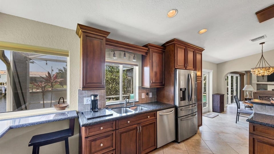 House, 4 Bedrooms | Private kitchen | Coffee/tea maker, fridge, oven, toaster