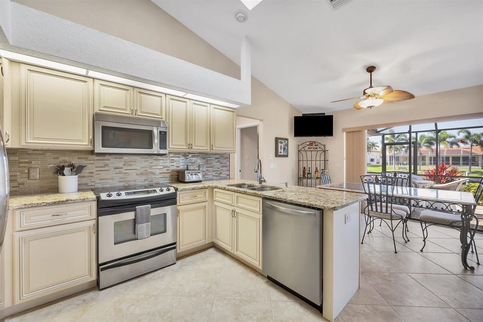 House, 3 Bedrooms | Private kitchen | Coffee/tea maker, fridge, oven, toaster