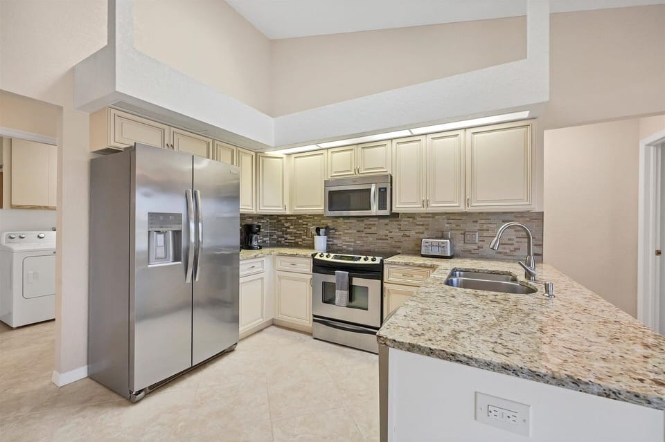 House, 3 Bedrooms | Private kitchen | Coffee/tea maker, fridge, oven, toaster