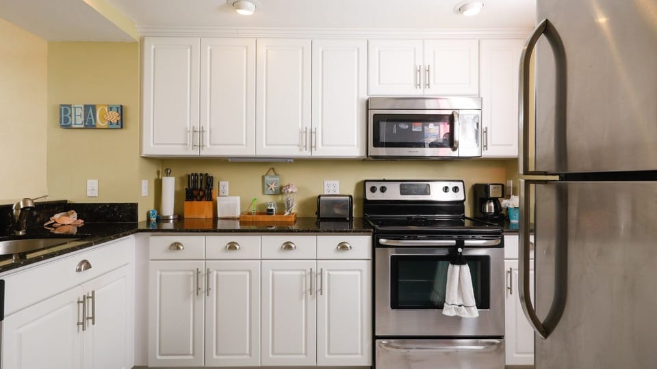 Condo, 2 Bedrooms | Private kitchen | Fridge, oven, coffee/tea maker, toaster