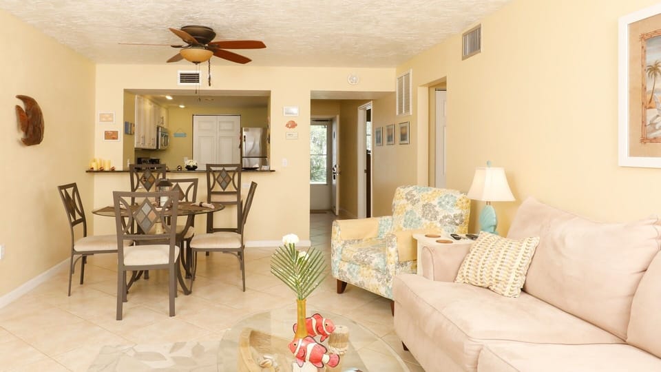 Condo, 2 Bedrooms | Living area