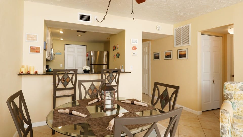 Condo, 2 Bedrooms | Dining