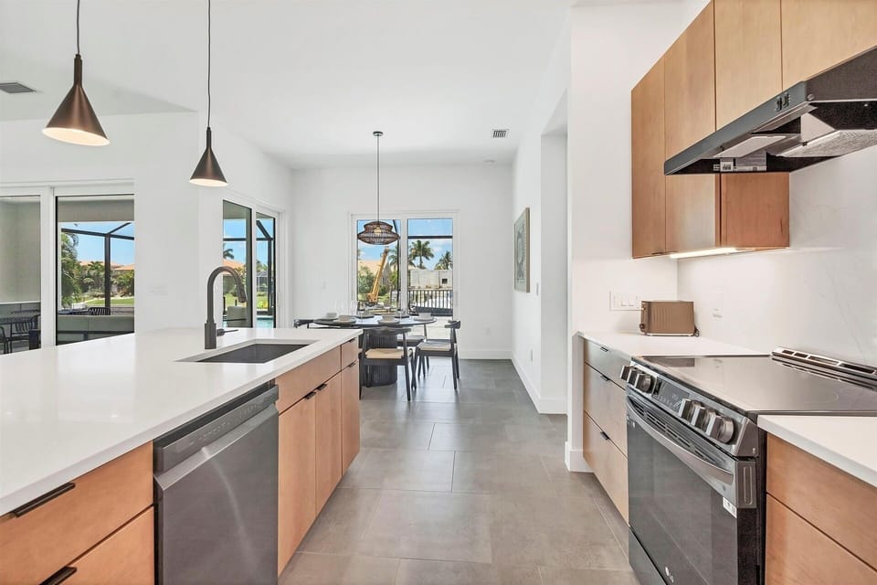 House, 3 Bedrooms | Private kitchen | Fridge, oven, coffee/tea maker, toaster