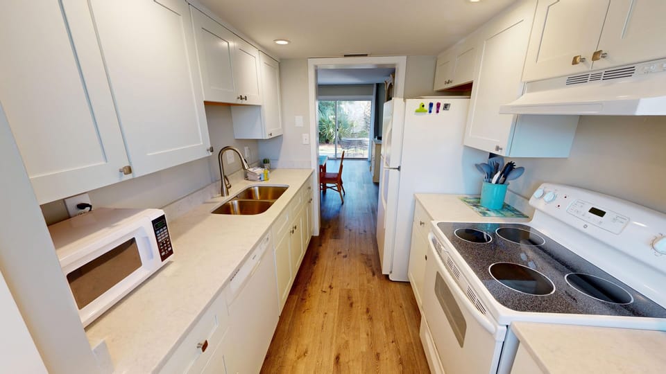 Townhome, 3 Bedrooms | Private kitchen | Fridge, oven, coffee/tea maker, toaster