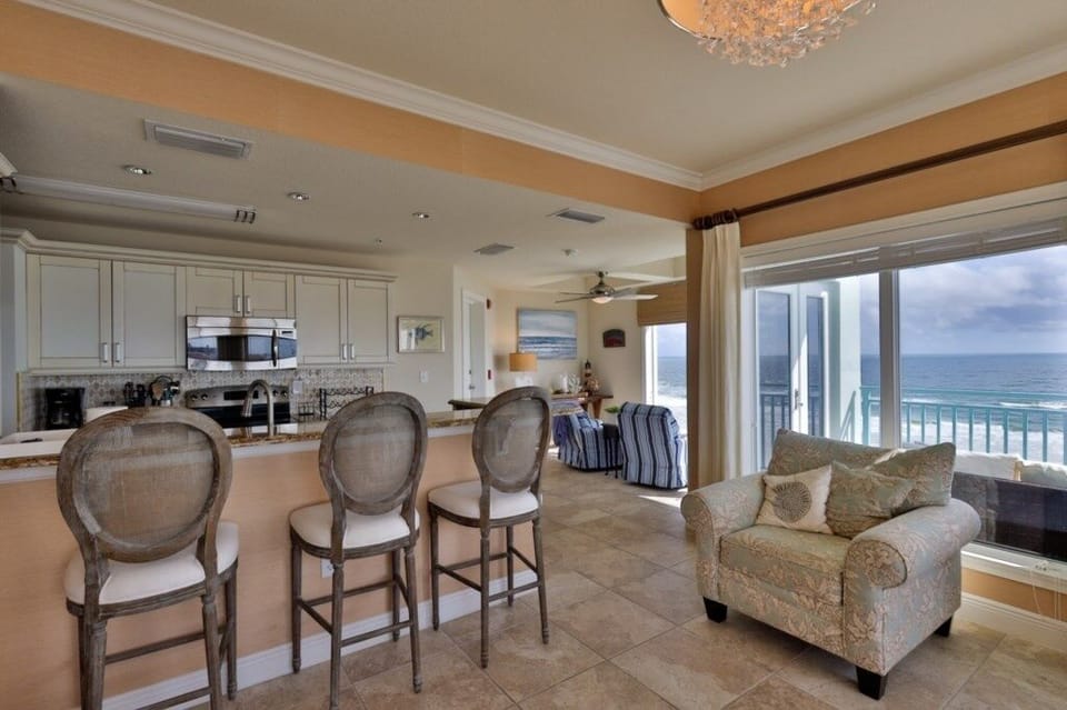 Condo, 2 Bedrooms | Interior