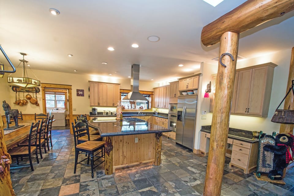 House, 5 Bedrooms | Private kitchen | Fridge, oven, coffee/tea maker, toaster