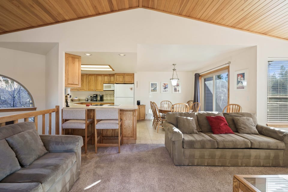 Condo, 3 Bedrooms | Living area