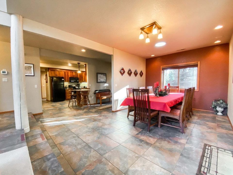 House, 4 Bedrooms | Dining