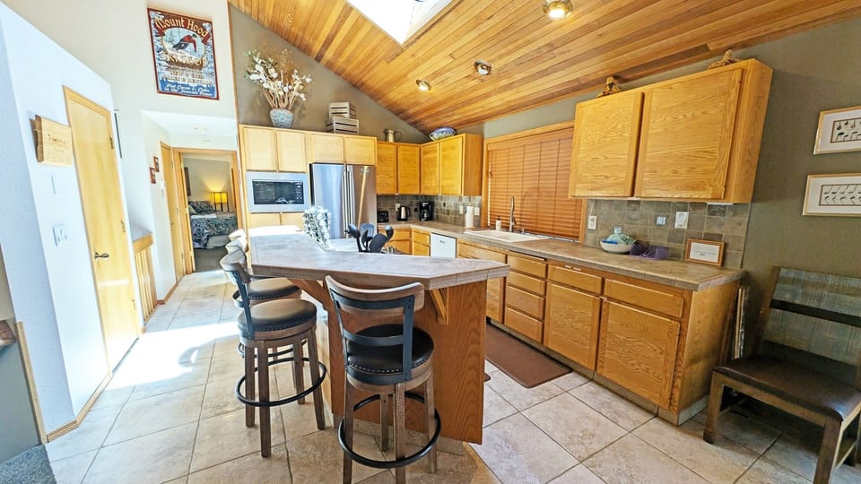 House, 3 Bedrooms | Private kitchen | Fridge, oven, coffee/tea maker
