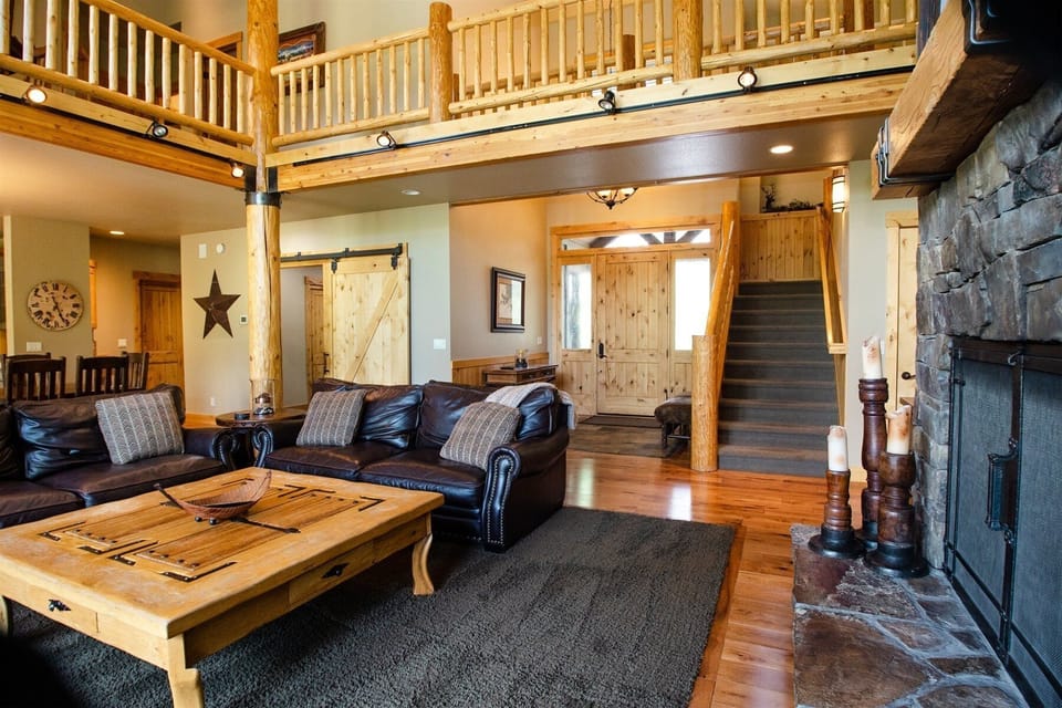 House, 5 Bedrooms | Living area