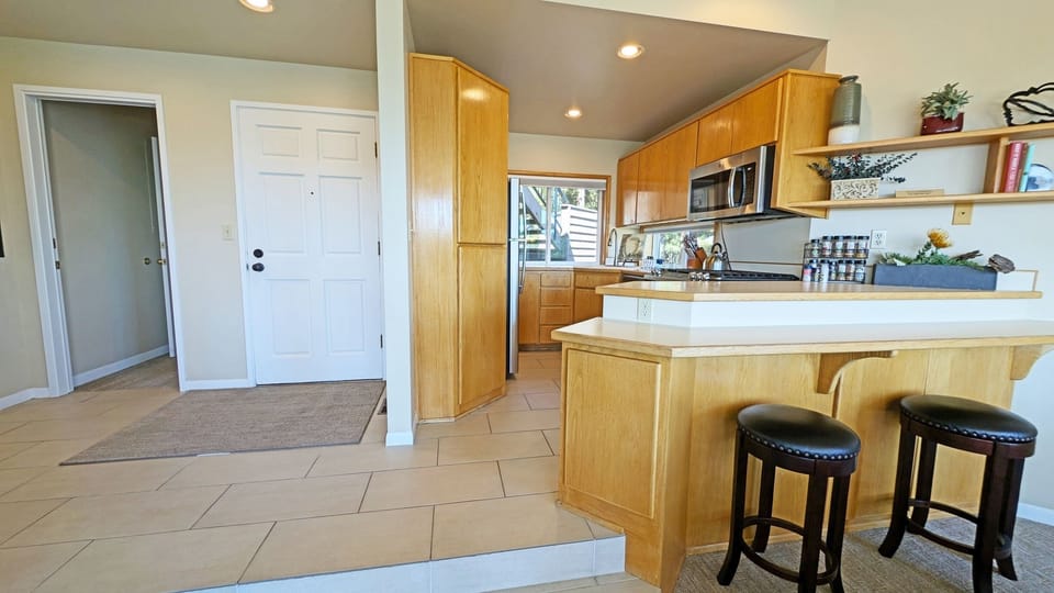 Condo, 1 Bedroom | Private kitchen | Fridge, oven, coffee/tea maker, toaster
