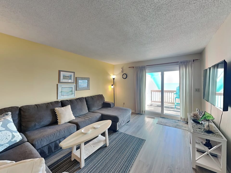Living Room - Balcony Access w/Ocean Views