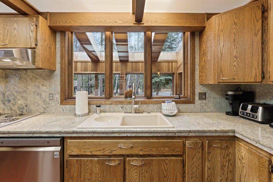 House, 4 Bedrooms | Private kitchen | Fridge, oven, coffee/tea maker