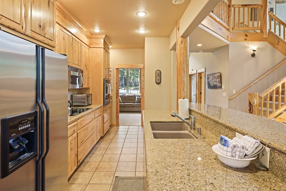 House, 5 Bedrooms | Private kitchen | Fridge, oven, coffee/tea maker