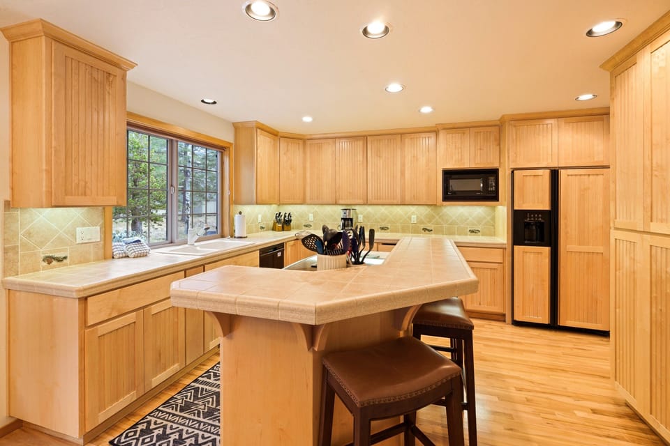House, 4 Bedrooms | Private kitchen | Fridge, oven, coffee/tea maker