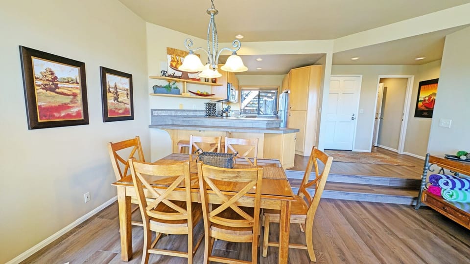 Condo, 2 Bedrooms | Dining