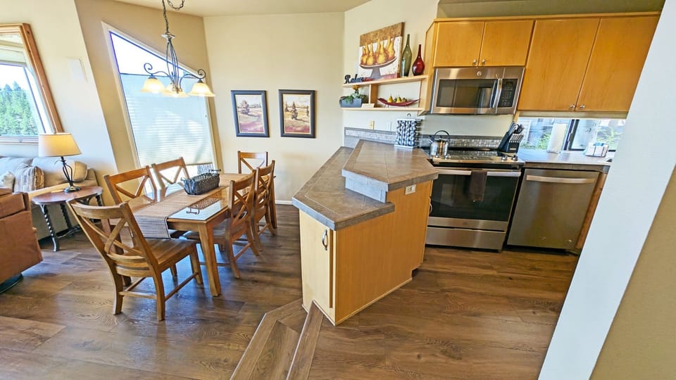 Condo, 2 Bedrooms | Private kitchen | Fridge, oven, coffee/tea maker