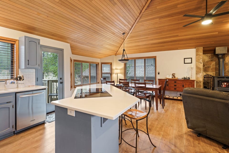 House, 3 Bedrooms | Private kitchen | Fridge, oven, coffee/tea maker