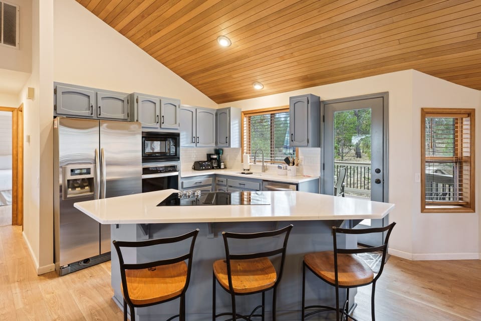 House, 3 Bedrooms | Private kitchen | Fridge, oven, coffee/tea maker