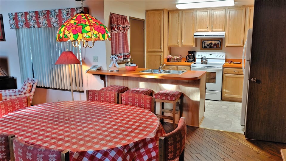 Apartment, 2 Bedrooms | Dining