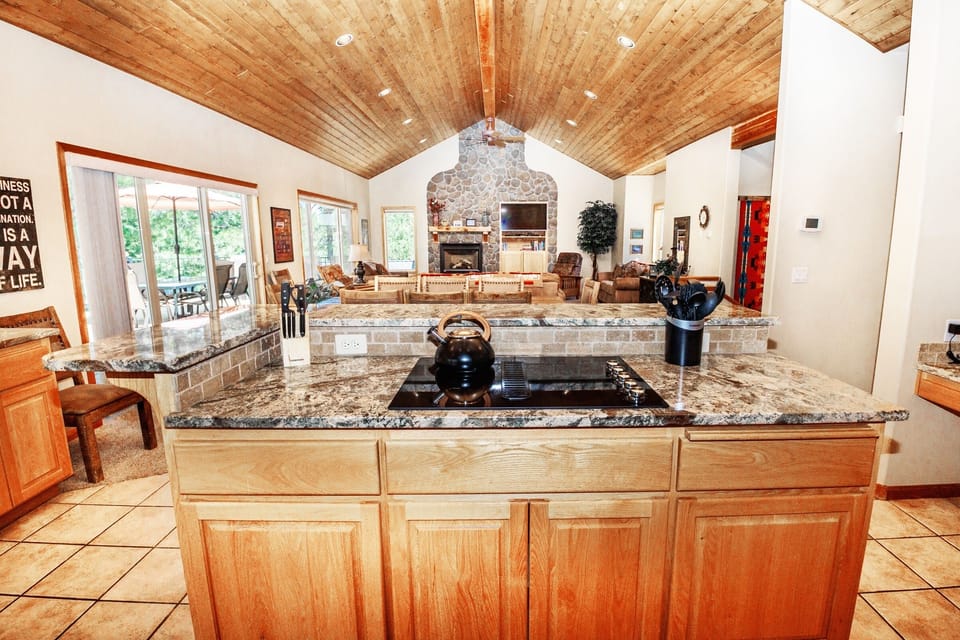 House, 5 Bedrooms | Private kitchen | Fridge, oven, coffee/tea maker