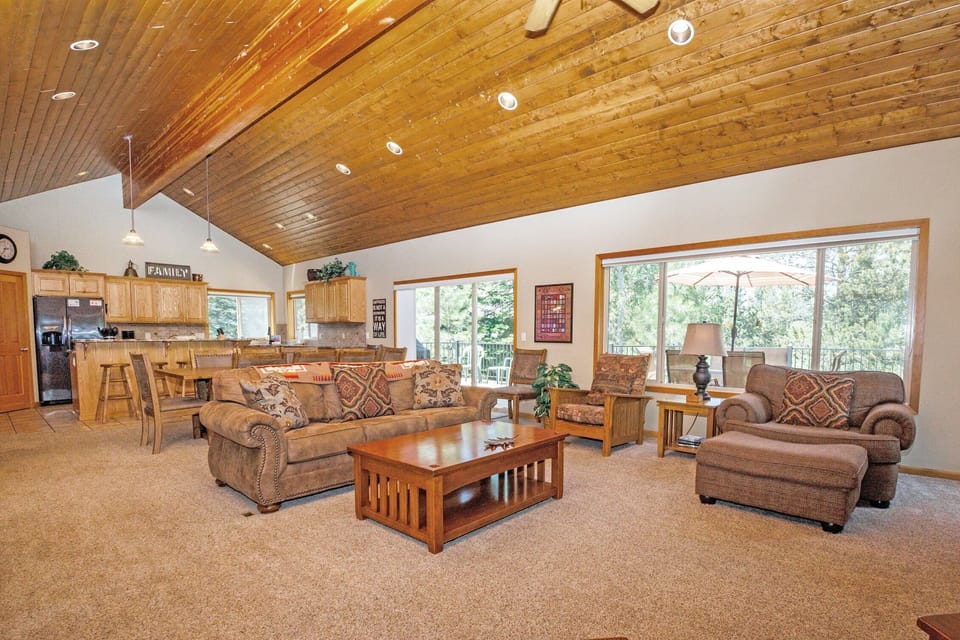 House, 5 Bedrooms | Living area