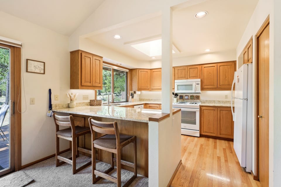 House, 3 Bedrooms | Private kitchen | Fridge, oven, coffee/tea maker