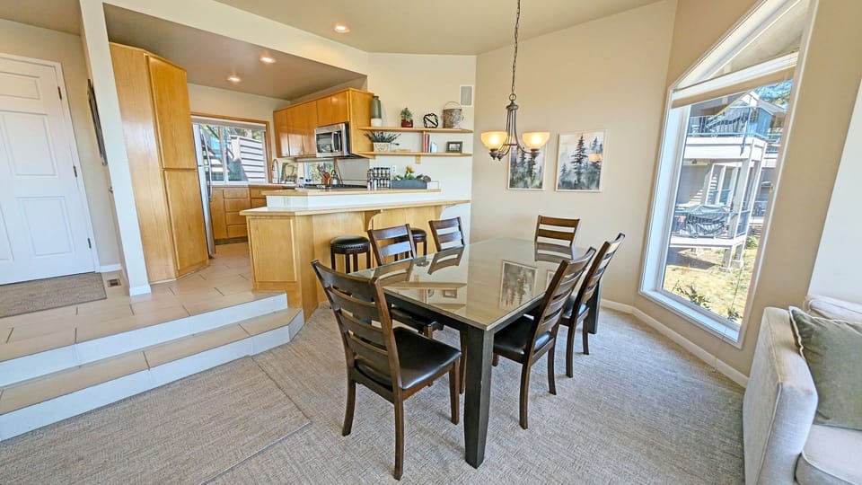 Condo, 2 Bedrooms | Dining