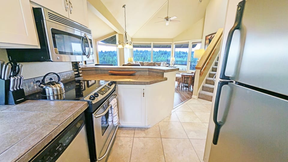 Condo, 2 Bedrooms | Private kitchen | Fridge, oven, coffee/tea maker, toaster