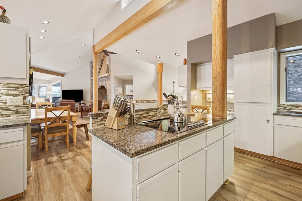 House, 4 Bedrooms | Private kitchen | Fridge, oven, coffee/tea maker, toaster