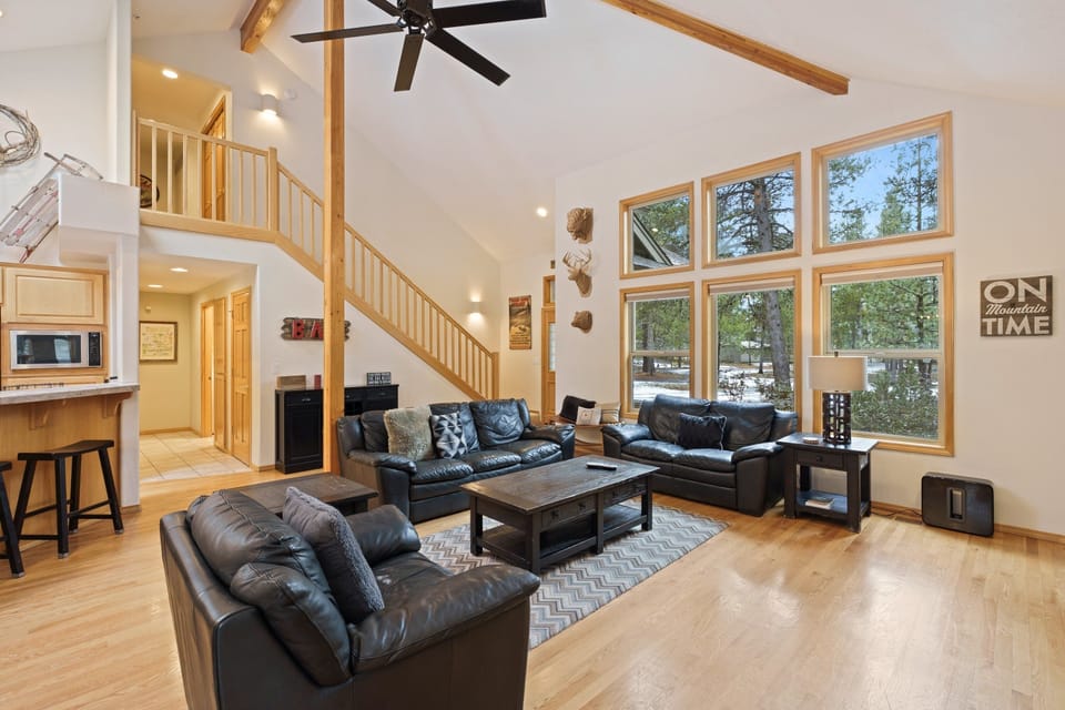 House, 5 Bedrooms | Living area | Smart TV