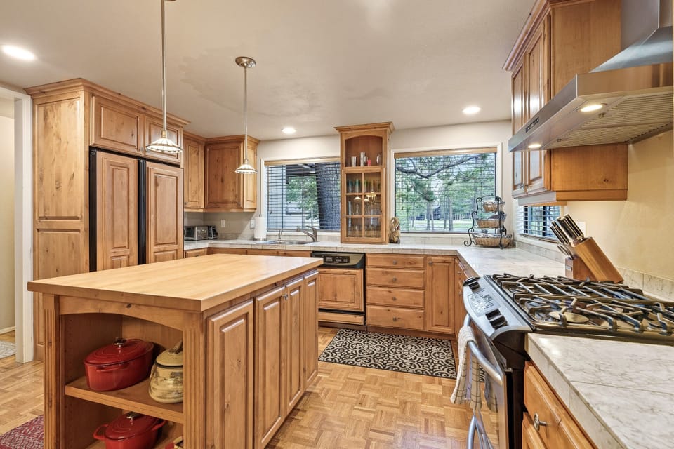 House, 5 Bedrooms | Private kitchen | Fridge, oven, coffee/tea maker, toaster