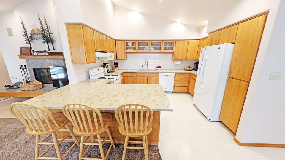 House, 4 Bedrooms | Private kitchen | Fridge, oven, coffee/tea maker, toaster