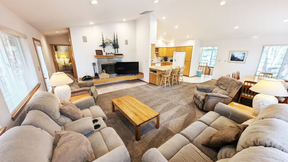 House, 4 Bedrooms | Living area | Smart TV