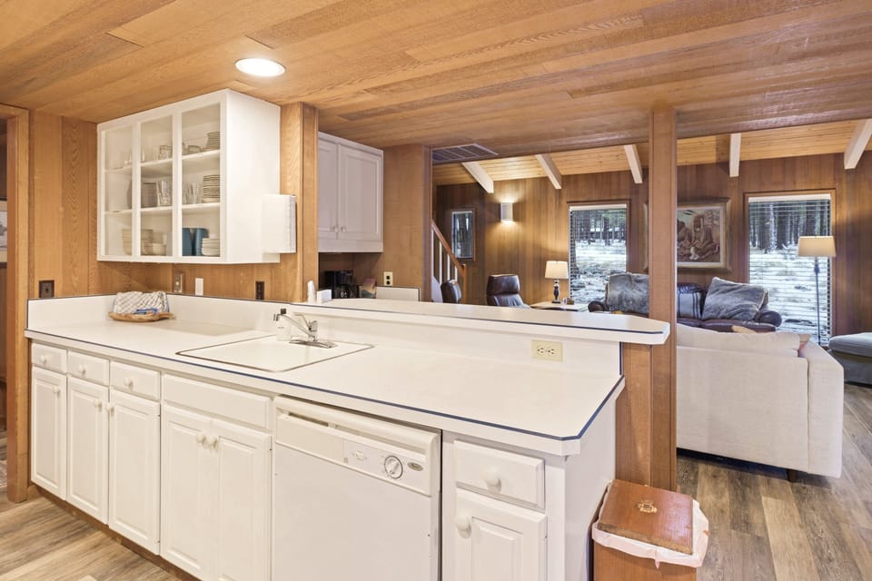 House, 4 Bedrooms | Private kitchen | Fridge, oven, coffee/tea maker, toaster