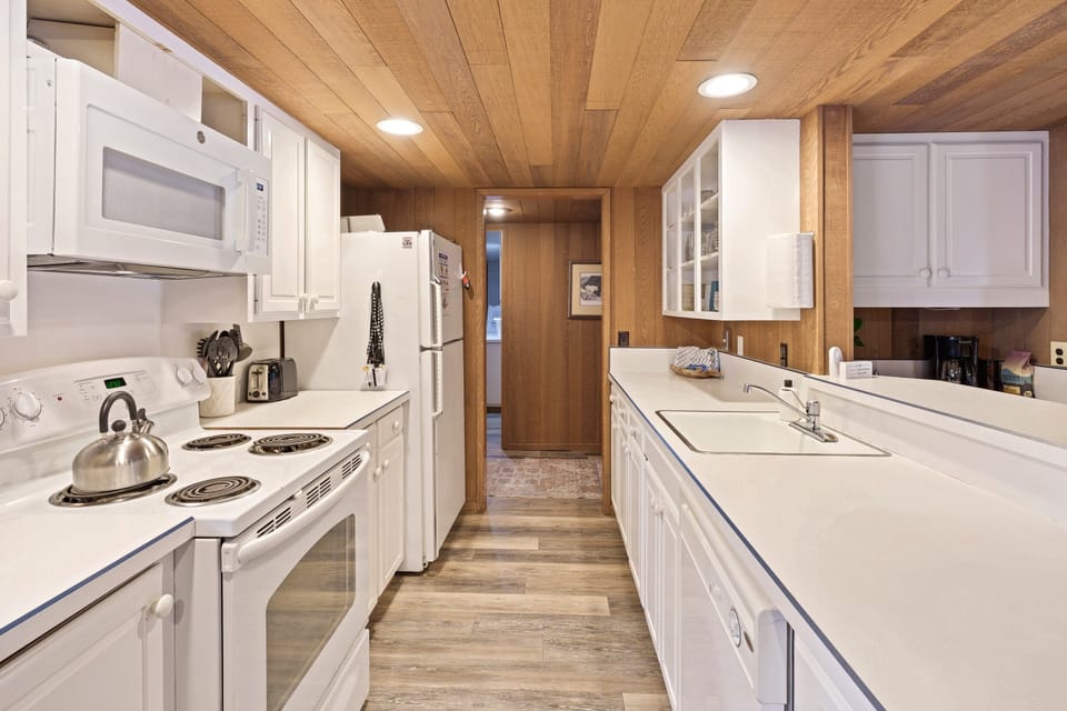 House, 4 Bedrooms | Private kitchen | Fridge, oven, coffee/tea maker, toaster