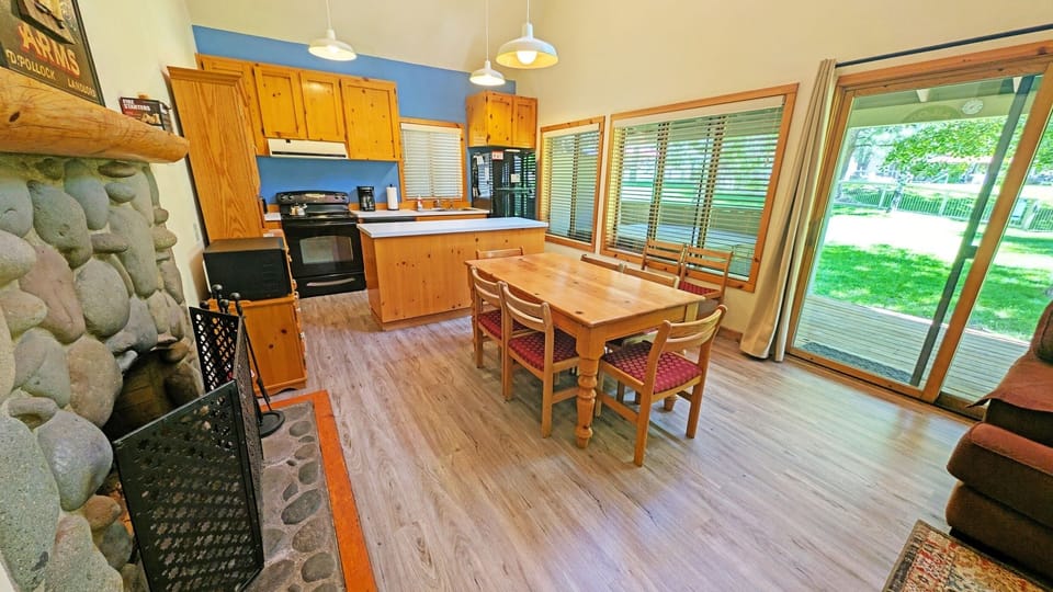 Condo, 3 Bedrooms | Dining