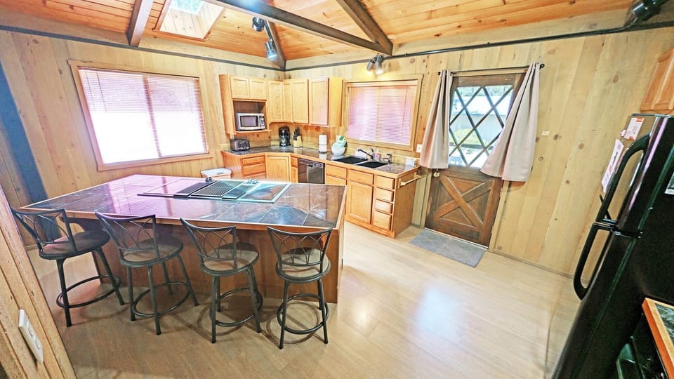 House, 2 Bedrooms | Private kitchen | Fridge, oven, coffee/tea maker