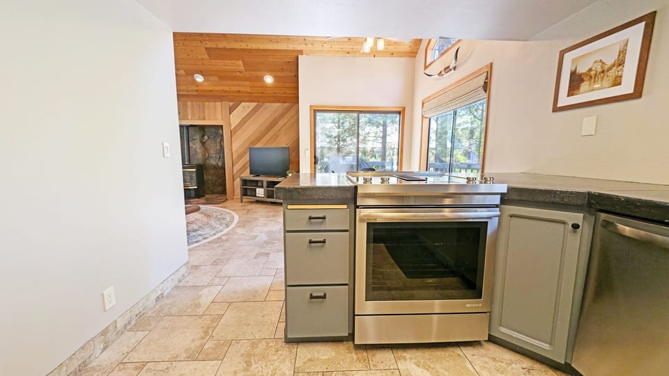 House, 3 Bedrooms | Private kitchen | Fridge, oven, coffee/tea maker
