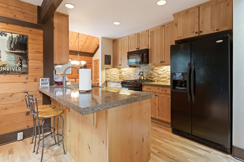 Cabin, 2 Bedrooms | Private kitchen | Fridge, oven, coffee/tea maker, toaster