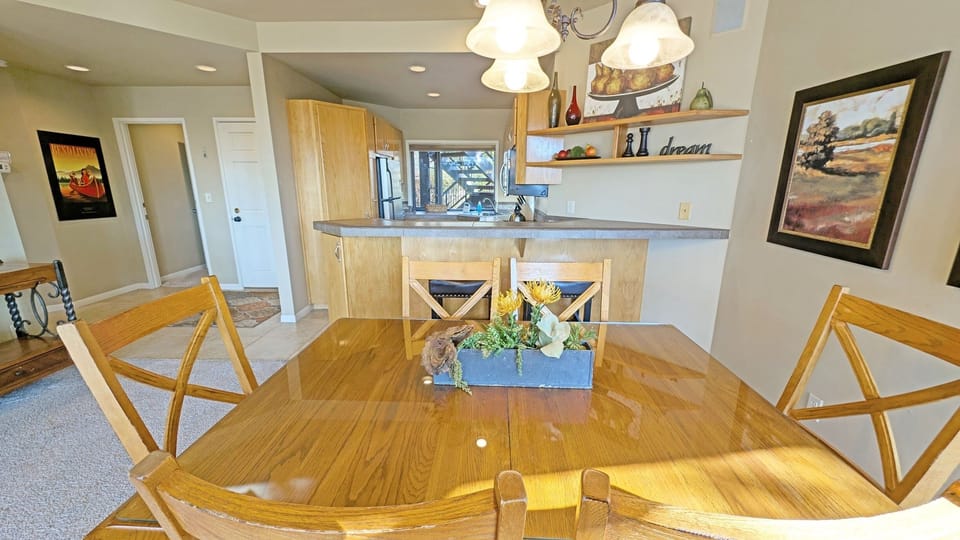 Condo, 2 Bedrooms | Dining