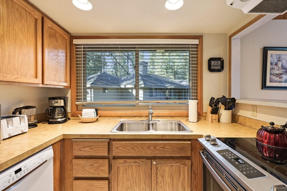 House, 2 Bedrooms | Private kitchen | Oven, coffee/tea maker