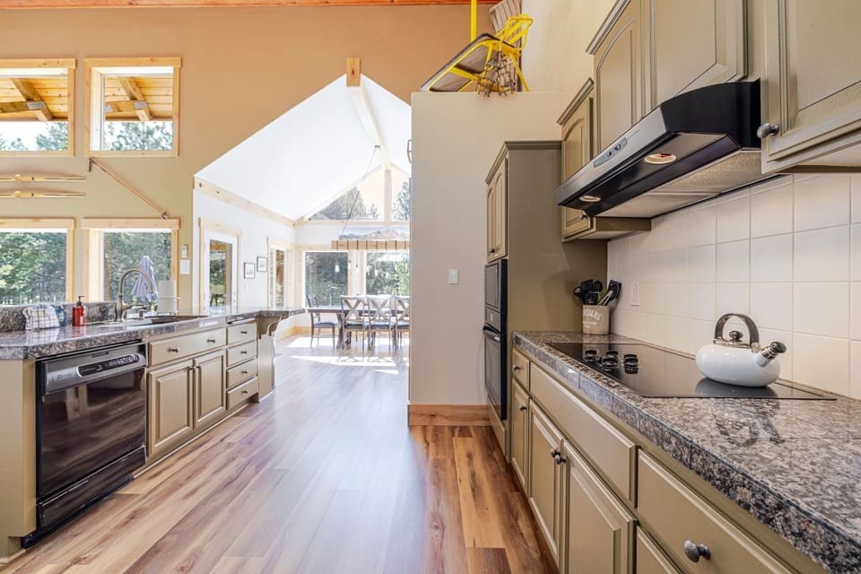 House, 3 Bedrooms | Private kitchen | Fridge, oven, coffee/tea maker, toaster