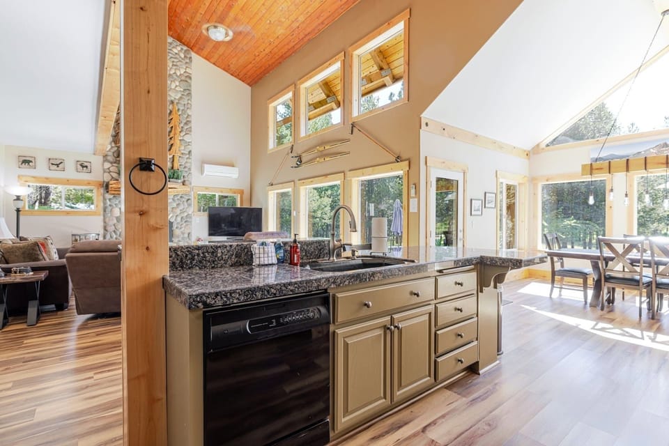 House, 3 Bedrooms | Private kitchen | Fridge, oven, coffee/tea maker, toaster