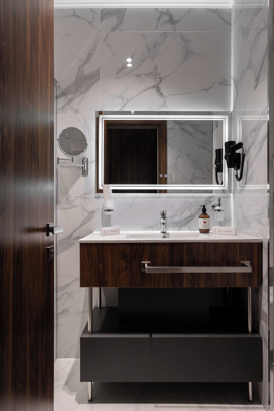 Shower, hydromassage showerhead, free toiletries, hair dryer