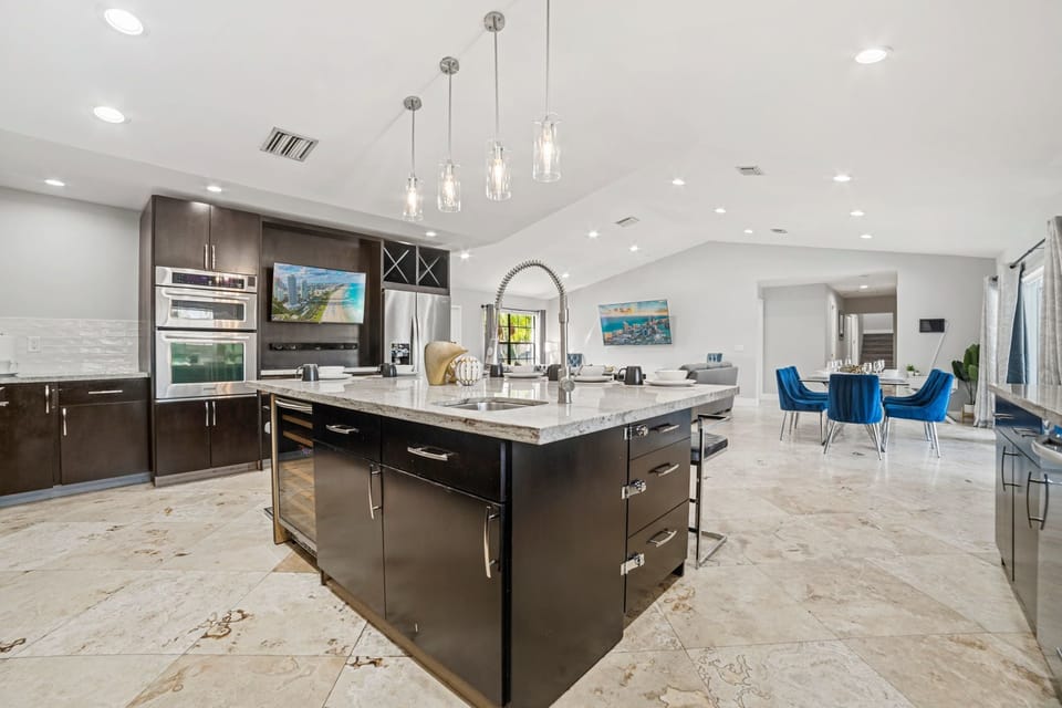 House (6 Bedrooms) | Interior