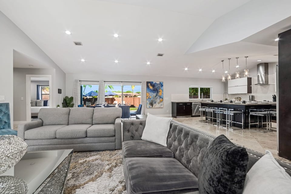House (6 Bedrooms) | Interior