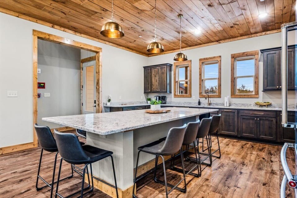 Lookout Lodge's kitchen and dining area