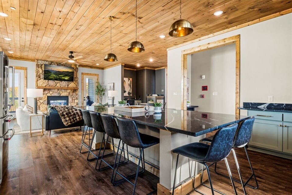 Skyline Chalet's kitchen and dining area