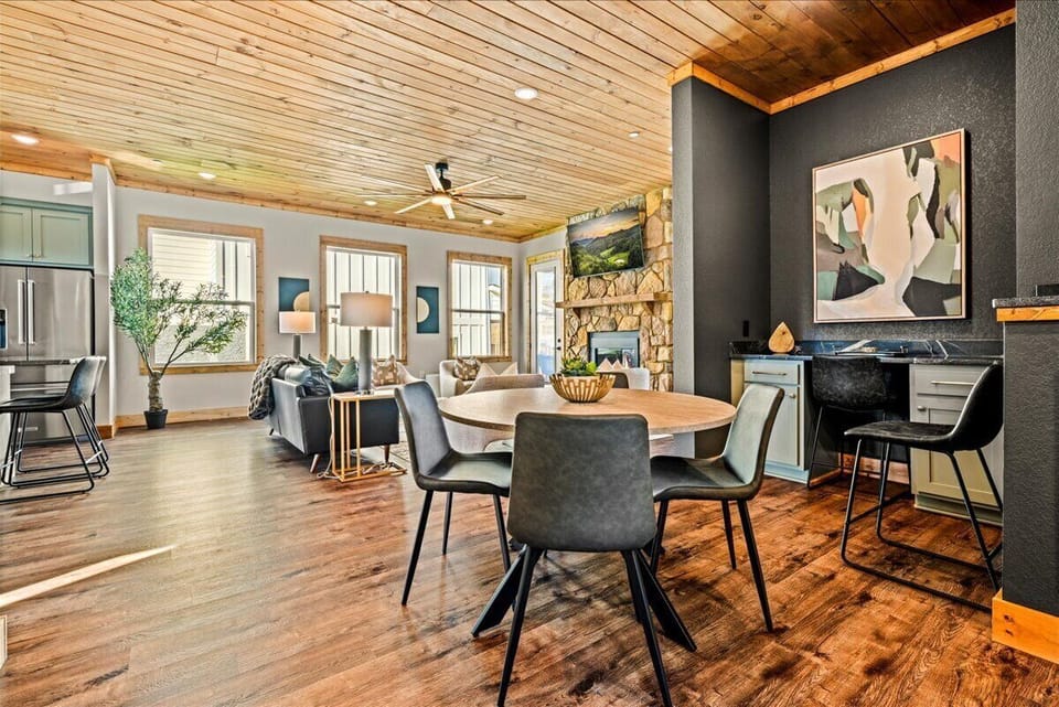 Skyline Chalet's cozy living area